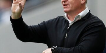 Norwich appoints Smith as manager