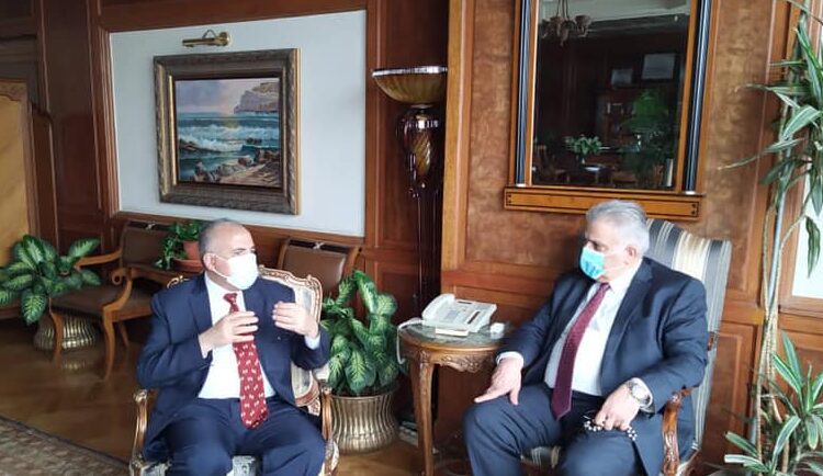Minister of Irrigation and Water Resources Mohamed Abdel Aaty during his meeting with Chairman of the Palestinian Water Authority Mazen Ghonem on means of boosting joint co-operation.