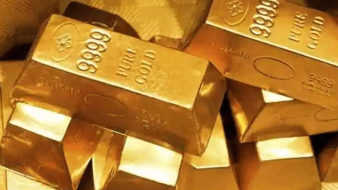 Gold jumps as new virus variant fears grip investors 1 - Egyptian Gazette Gold gained on Friday as concerns about a hit to the global economic recovery, due to the spread of a new coronavirus variant identified in South Africa, drove investors to the safety of bullion.