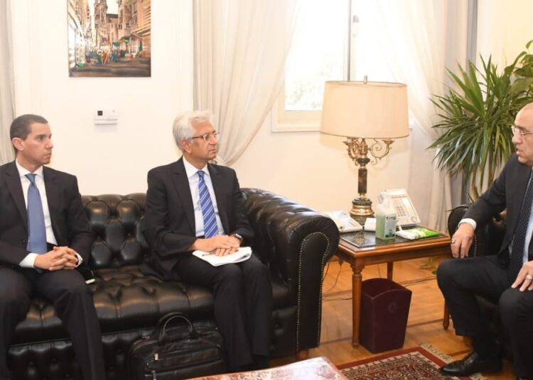 Housing min., WB officials discuss Egyptian experiment in Sisi's era 1 - Egyptian Gazette Housing Minister Assem el-Gazzar during his meeting with Executive Director of World Bank Group Merza Hasan and Alternate Executive Director at the World Bank Group Ragui el-Etreby.