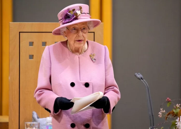 UK's Queen Elizabeth pictured driving around her estate 2 - Egyptian Gazette UK's Queen Elizabeth pictured driving around her estate 1 - Egyptian Gazette