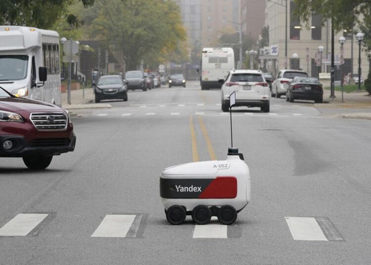 Robot food delivery is no longer the stuff of science fiction. But you may not see it in your neighbourhood anytime soon.Hundreds of little robots - knee-high and able to hold around four large pizzas - are now navigating college campuses and even some city sidewalks in the US, the UK and elsewhere.