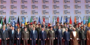 Sisi poses for photo with officials at “EDEX 2021” inauguration