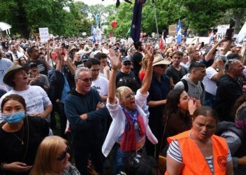 Pro and anti-vaccination protesters take to Australia streets