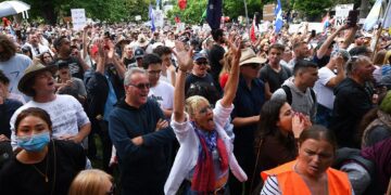 Pro and anti-vaccination protesters take to Australia streets