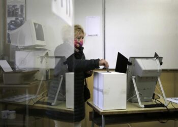 Bulgarians vote for president in runoff election
