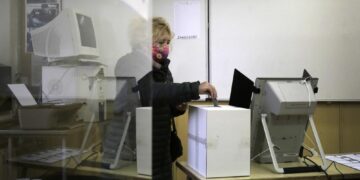 Bulgarians vote for president in runoff election