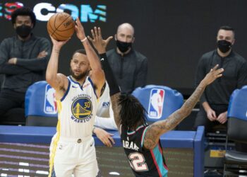 Stephen Curry sets NBA’s all-time three-point scoring record
