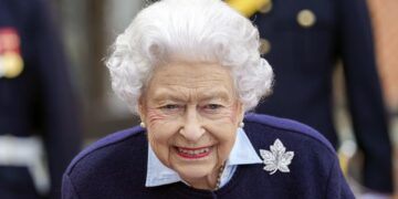 Queen Elizabeth II to skip Christmas trip amid Omicron surge
