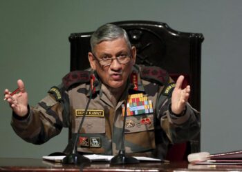 Helicopter carrying Indian military chief crashes