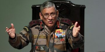 Helicopter carrying Indian military chief crashes