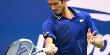 Medvedev puts Russia back in Davis Cup semis