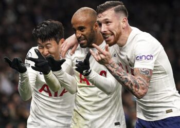 Man Utd and Spurs claim wins in English Premier League