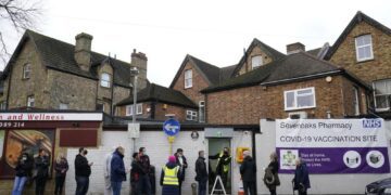 Long queues form as UK starts booster blitz against omicron 1 - Egyptian Gazette Long queues form as UK starts booster blitz against omicron