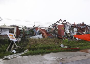 More than 200 dead after typhoon slams Philippines