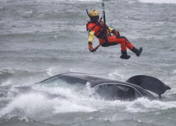 Coast Guard swimmer pulls body from car above Niagara Falls