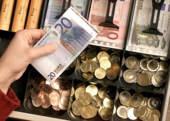 ECB plans to redesign euro bills, decision expected in 2024