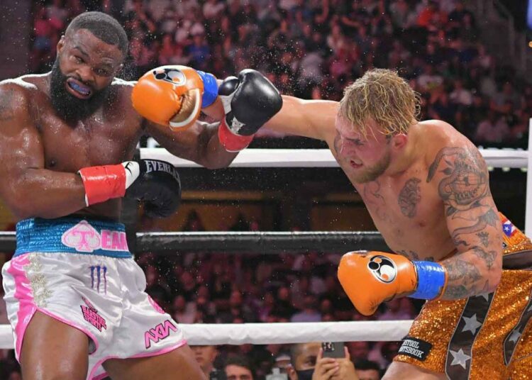 Jake Paul (R) punching Tyron Woodley during their match in Ohio on August 30, 2021.