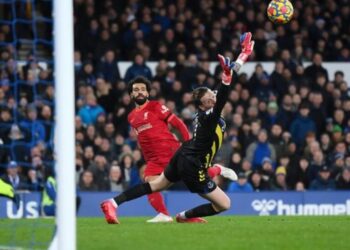 Liverpool thrash Everton as Chelsea, Man City grind out wins