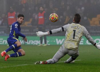 Man City takes advantage of Chelsea, Liverpool slip-ups