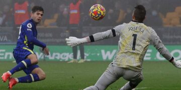 Man City takes advantage of Chelsea, Liverpool slip-ups