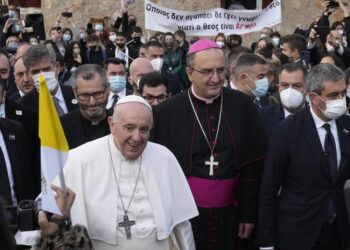 Leaving Greece, pope asks youth to resist tempting ‘sirens’