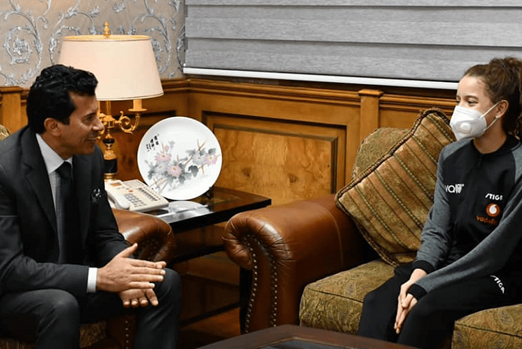 Egypt's table tennis champion Hana Goda (R) expressed her happiness for being honored by Youth and Sports Minister Ashraf Sobhi. (Photo courtesy of the Egyptian cabinet’s official Facebook page)