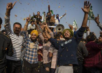 Indian farmers end yearlong protests and return home