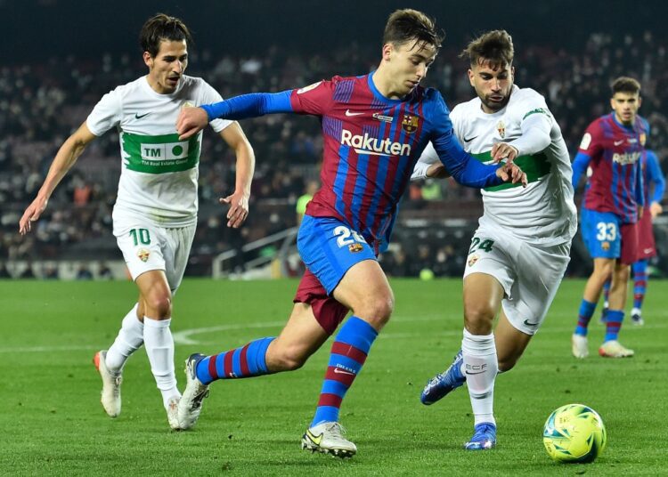 Barca beats Elche, Atletico undone by Sevilla 1 - Egyptian Gazette Barcelona’s Nico Gonzalez (C) is challenged by Elche’s Pere Milla (L) and Elche’s Josema during the Spanish league match in Barcelona.