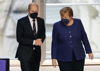 German leaders, in transition, meet to mull virus measures