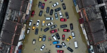 Malaysia warns of more floods as PM acknowledges lapses in rescue efforts