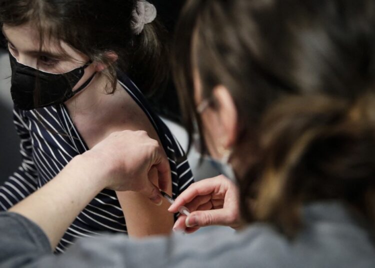 Portugal, France begin vaccinating younger children 1 - Egyptian Gazette In this file photo taken on December 17, 2021 a child receives a dose of the Pfizer/BioNTech vaccine against Covid-19, in Paris, yesterday.