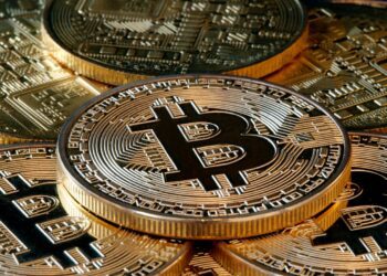 Bitcoin slips ahead of hunt for rate clues in US payrolls