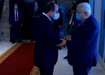 Sisi receives Abbas upon his arrival in Sharm el-Sheikh to partake in WYF