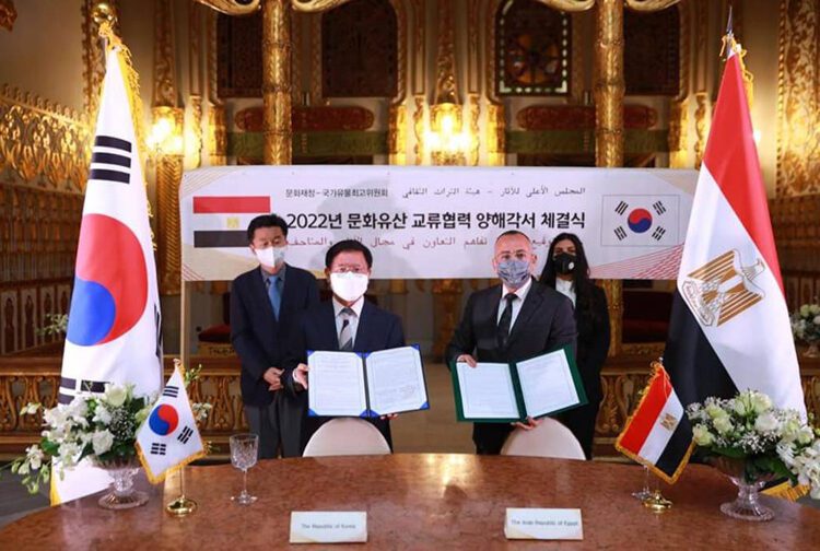 The SCA Secretary-General, Moustafa Waziri, and Kim Hyun-Mo, Head of the CHA, have signed a memo for co-operation between the two countries in antiquities and museums.