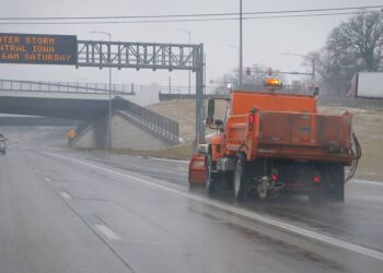 Heavy snow in Midwest slows travel, closes scores of schools
