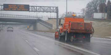 Heavy snow in Midwest slows travel, closes scores of schools