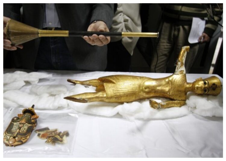 3 people arrested with objects believed to be antiquities 2 - Egyptian Gazette 3 people arrested with objects believed to be antiquities 1 - Egyptian Gazette