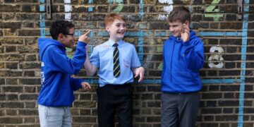 English school children to wear masks to tackle Omicron surge