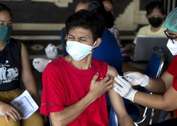 Third COVID wave looms in Indonesia as omicron spreads