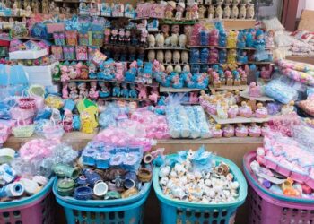 Darb el-Barabra:  Aladdin’s cave of  happy-to-you gifts