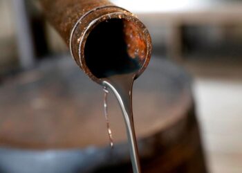 Oil falls on US inventory build, profit taking