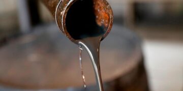 Oil falls on US inventory build, profit taking