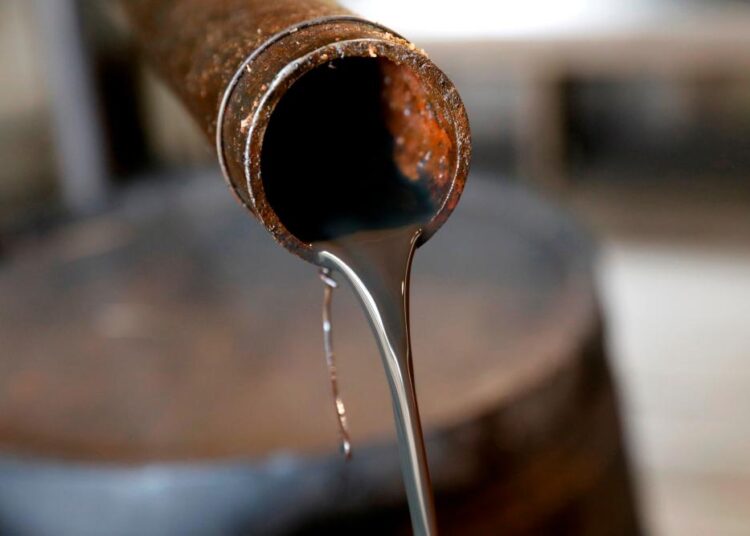 Oil falls on US inventory build, profit taking 1 - Egyptian Gazette Oil prices fell on Friday, after rising to seven-year highs this week, after an unexpected rise in US crude and fuel inventories and as investors took profits.