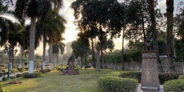 Horreya garden: Poets and national heroes in stone