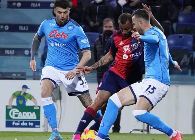 Cagliari's Joao Pedro and Napoli's Amir Rrahmani (R) battle for the ball during their Serie A match in Cagliari.