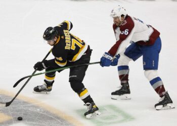 Bruins power past Avalanche