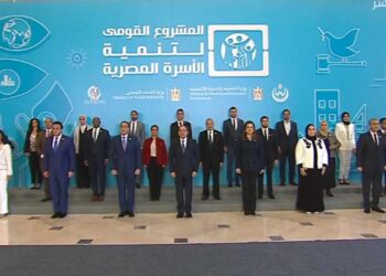 Sisi poses for photo op at National Project for Developing Egyptian Family event