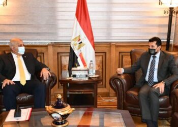 Sports min. confers with head of ESF on Egypt’s hosting of ISSF World Cup