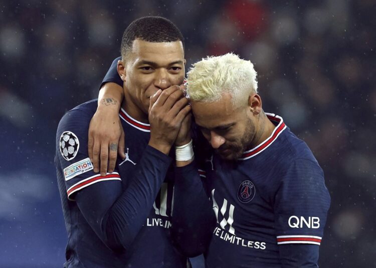 Soccer Football - Champions League - Round of 16 First Leg - Paris St Germain v Real Madrid - Parc des Princes, Paris, France - February 15, 2022 Paris St Germain's Kylian Mbappe and Neymar REUTERS/Gonzalo Fuentes